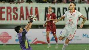 Tyronne-del-Pino-melepaskan-tendangan-chip-melewati-kiper-Persis-Solo.jpg