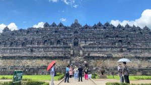 Wisatawan-berfoto-dengan-latar-Candi-Borobudur-dari-pelataran-Sabtu-432023.jpg