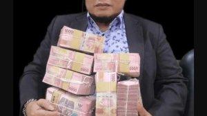 anggota-dprd-pelalawan-riau-nazar-arnas-memamerkan-gepokan-uang-rp-1-m.jpg