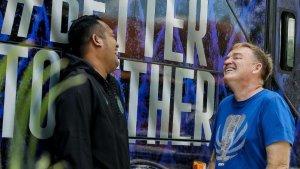 ian-gillan-dan-asistennya-resal-octavian-tampak-saling-tertawa-satu-sama-lain.jpg