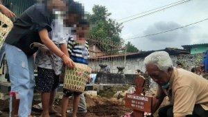 makam-korban-senin-2.jpg