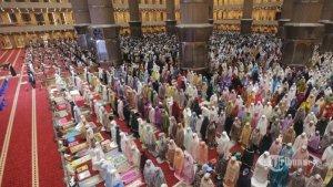 umat-islam-melaksanakan-sholat-tarawih.jpg