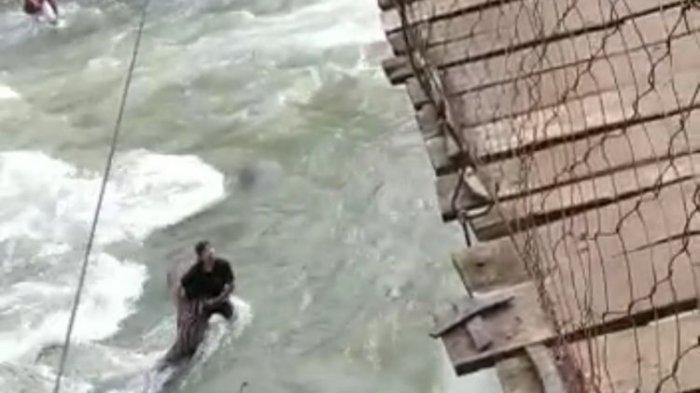 1-keluarga-jatuh-dari-jembatan-gantung.jpg