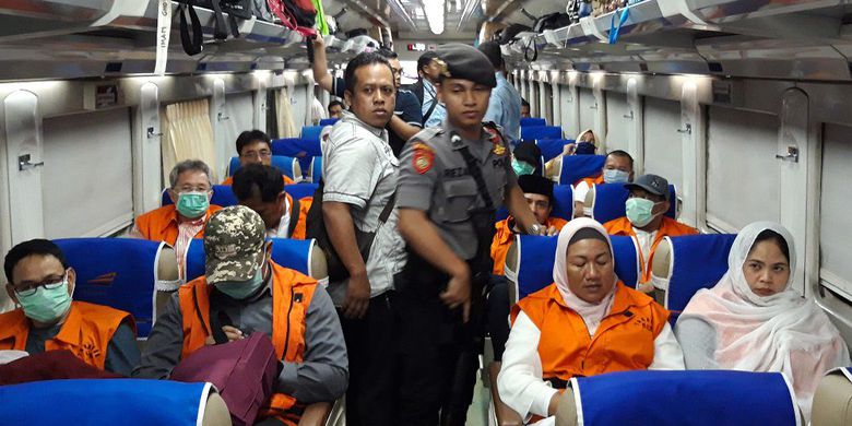 Naik Kereta ke Surabaya, 12 Tersangka Anggota DPRD Kota Malang Berompi Oranye dan Tangan Diborgol