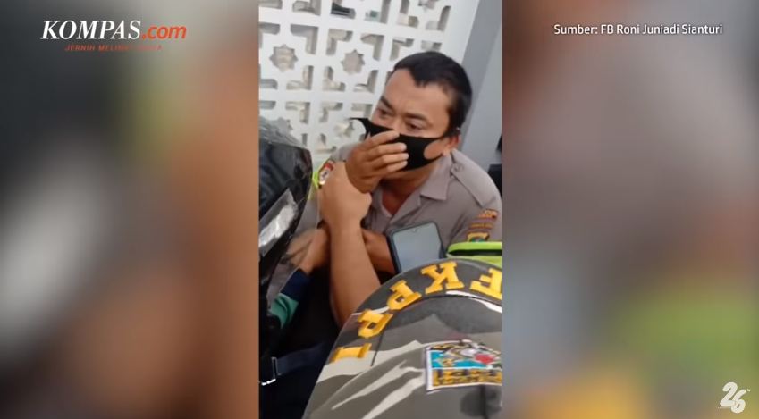 Berusaha Tutupi Nama dan Wajah, Viral Oknum Polisi di Medan Dikepung Warga Gara-gara Minta Uang