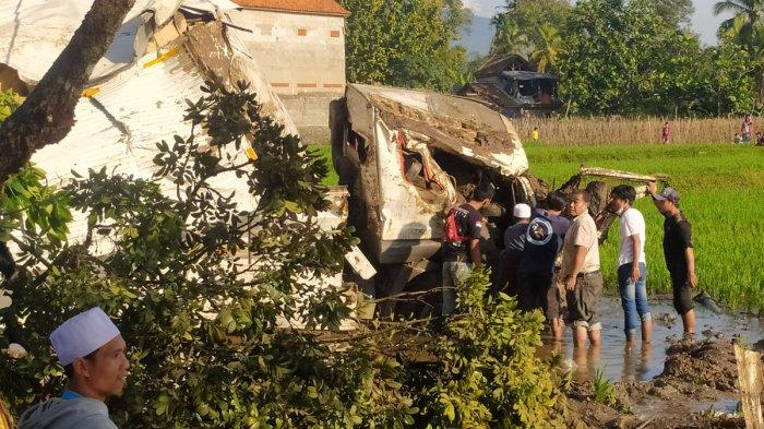 Truk di Cianjur Tabrak 4 Avanza hingga 2 Motor dari Arah Berlawanan, Korban Terlempar ke Rumah Warga