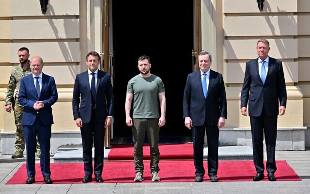 2raghi-dan-presiden-romania-klaus-lohannis-di-kiev-16-juni-2022.jpg