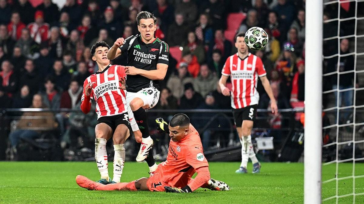 AKSI-LAGA-Duel-PSV-Eindhoven-vs-Arsenal.jpg