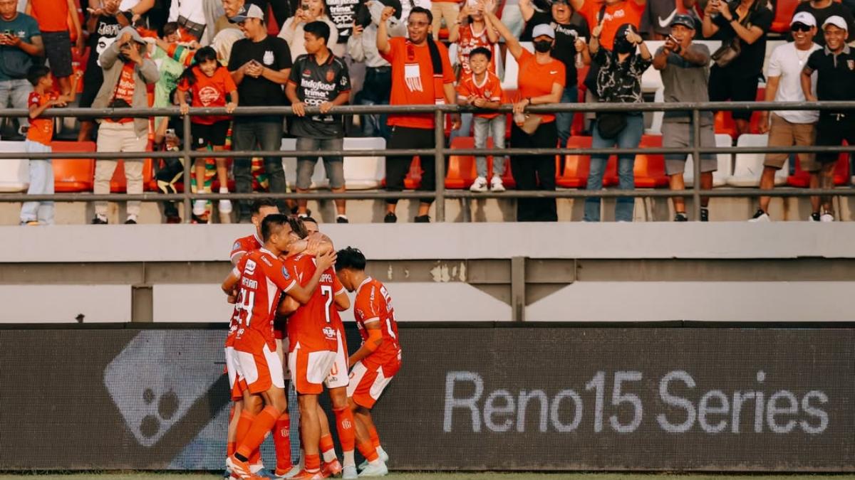 AKSI-SELEBRASI-Skuad-Bali-United-melakukan-selebrasi-di-depan-Semeton-Dewata.jpg