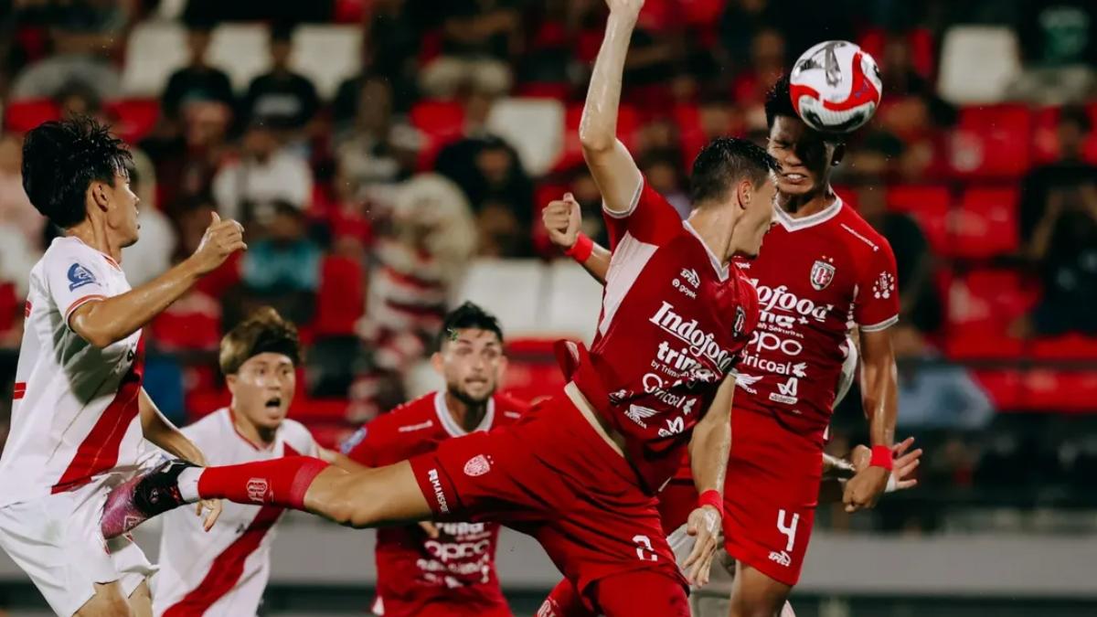 Aksi-duel-pemain-Bali-United-dengan-pemain-Persis-Solo.jpg