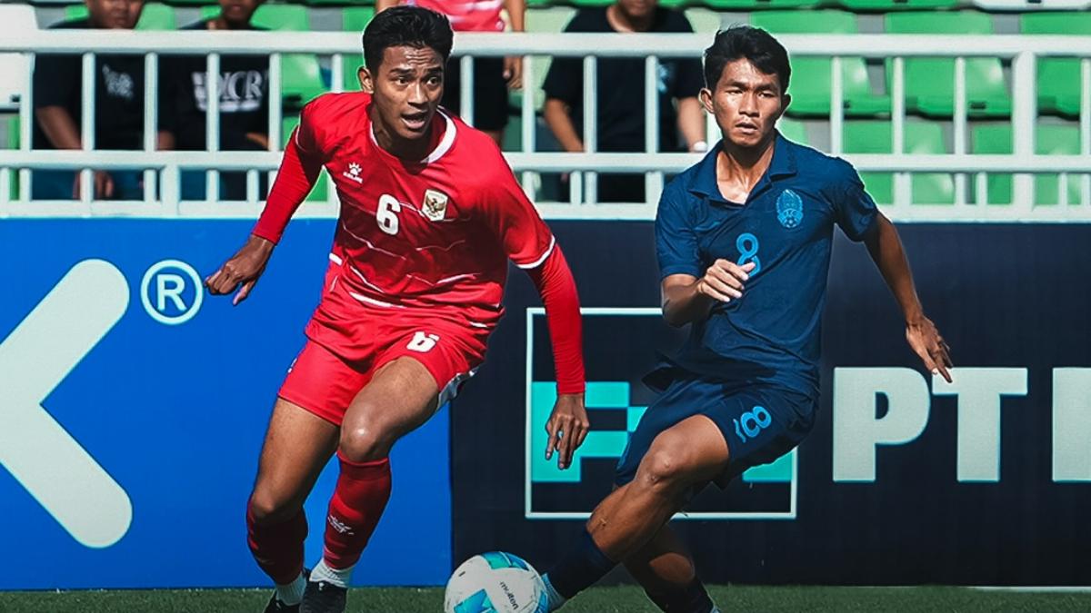 Aksi-duel-pemain-Timnas-U-19-Indonesia-Evandra-Florasta-dengan-pemain-Kamboja.jpg