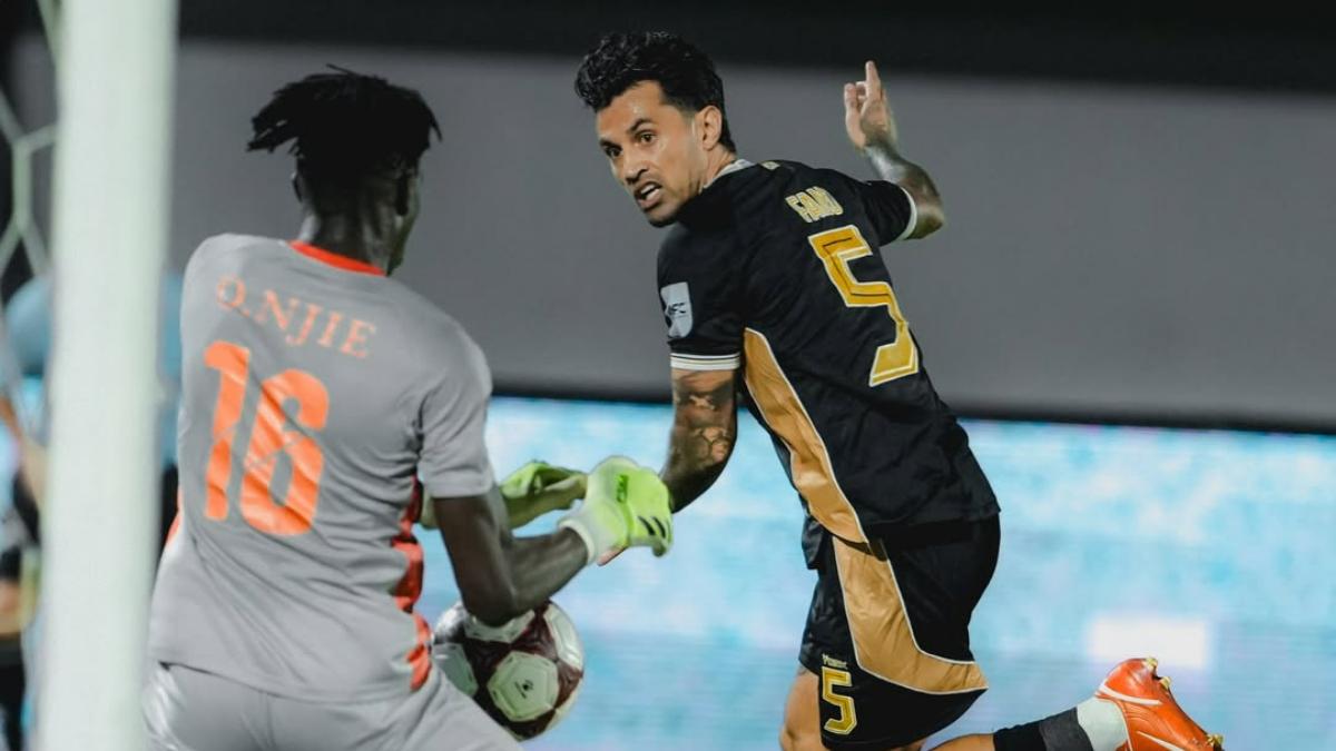 Aksi-pemain-Dewa-United-Stefano-Lilipaly-berhadapan-dengan-kiper-Manila-Digger.jpg