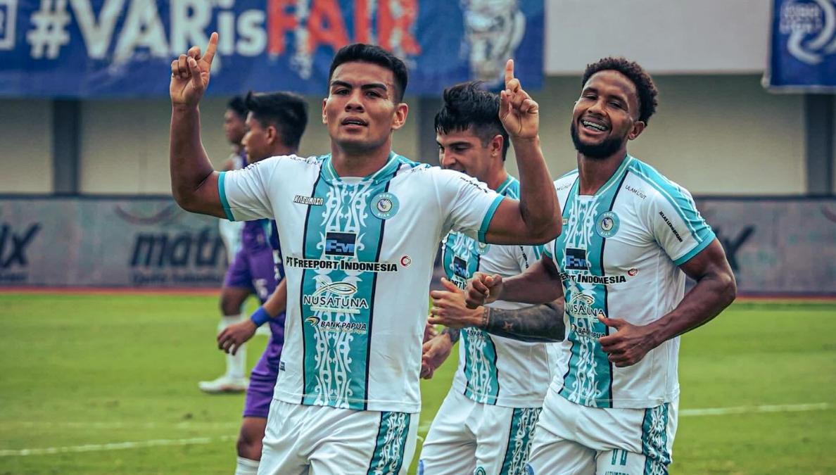 Alexsandro-berselebrasi-setelah-berhasil-menjebol-gawang-Persita-Tangerang.jpg