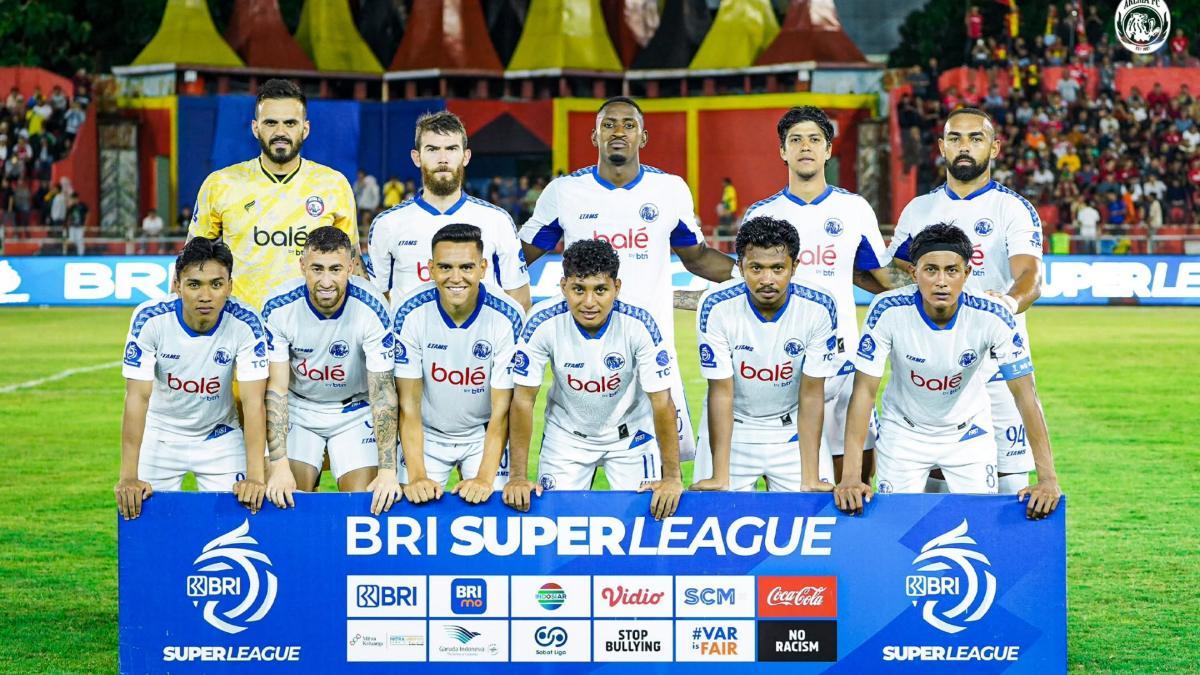Arema-FC-melakukan-sesi-foto-bersama-sebelum-lawan-semen-apdang.jpg