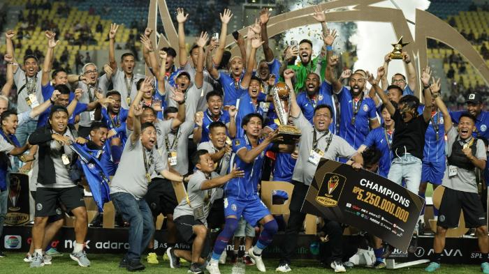 Arema-FC-merayakan-gelar-juara-Piala-Presiden-2024-setelah-mengalahkan-Borneo-FC.jpg