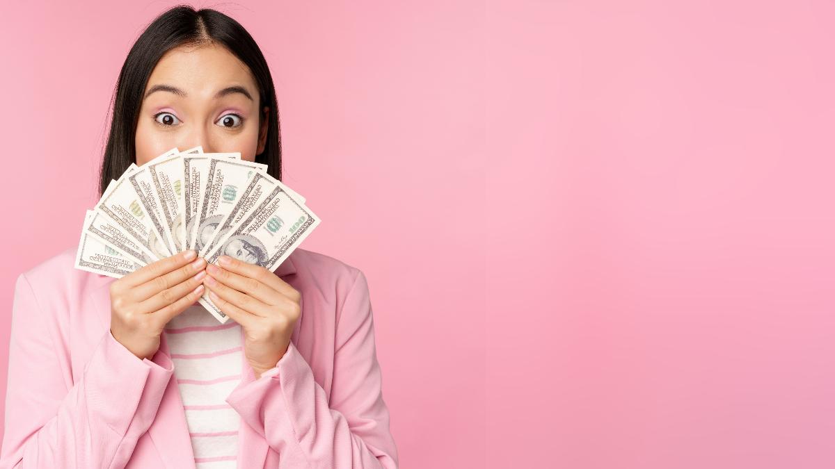 BANYAK-UANG-Ilustrasi-orang-mendapat-banyak-uang-diambil-dari-Freepik-Senin-962025.jpg