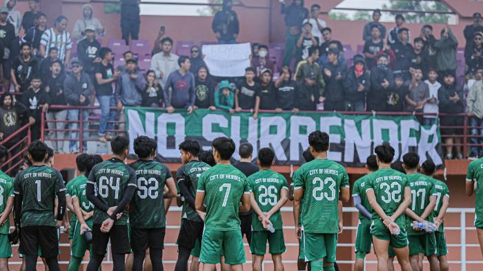 Bonek-Mania-datangi-sesi-latihan-Persebaya-yang-digelar-di-Lapangan-Thor-Kamis-7122023.jpg