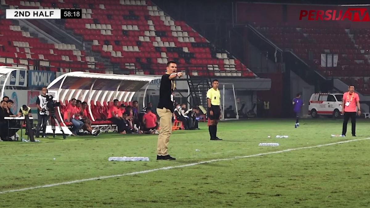 Carlos-Pena-saat-Memimpin-Persija-di-Piala-Presiden-2024.jpg