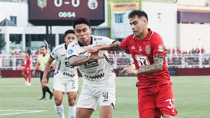 Correa-kanan-saat-berhadapan-dengan-Persija.jpg
