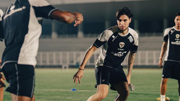 Cuplikan-Aksi-Kevin-Diks-yang-Mengikuti-Sesi-Latihan-Perdana-Timnas-Indonesia.jpg