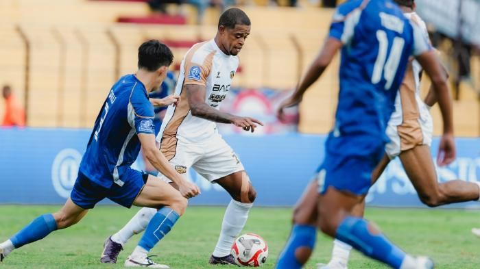BREAKING NEWS - Dewa United Unggul Atas PSIM, Penalti Alex Martins Taklukkan Kiper Timnas Indonesia