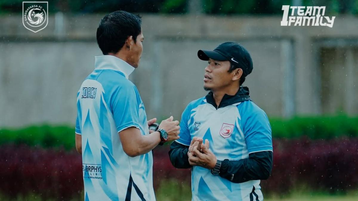 Eka-Ramdani-bersama-Doel-Khamid-saat-menjadi-asisten-pelatih-Garudayaksa-FC.jpg