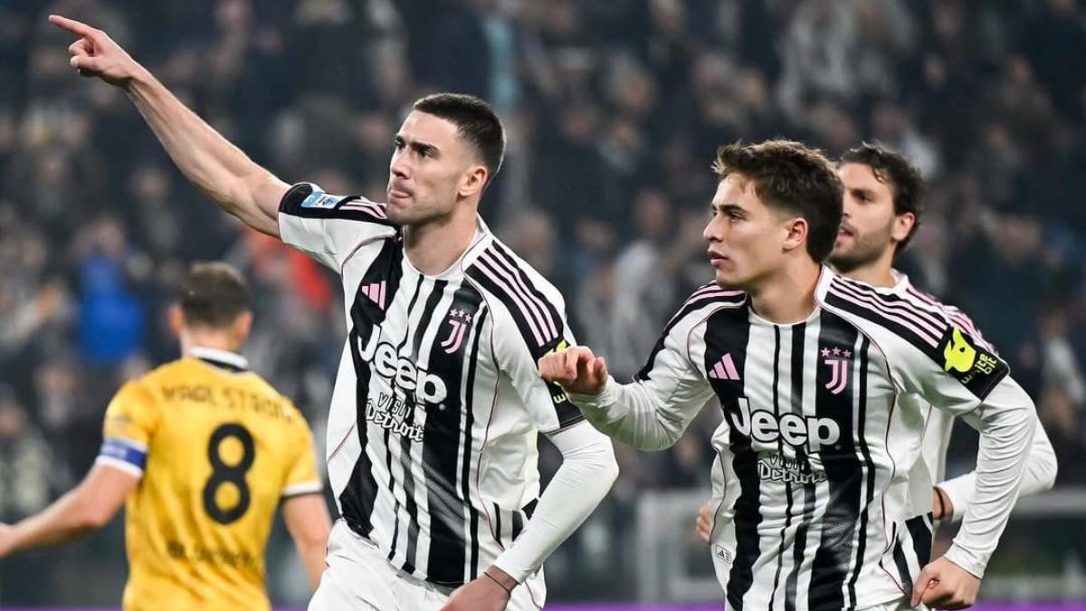 Foto-skuad-Juventus-sedang-melakukan-selebrasi.jpg