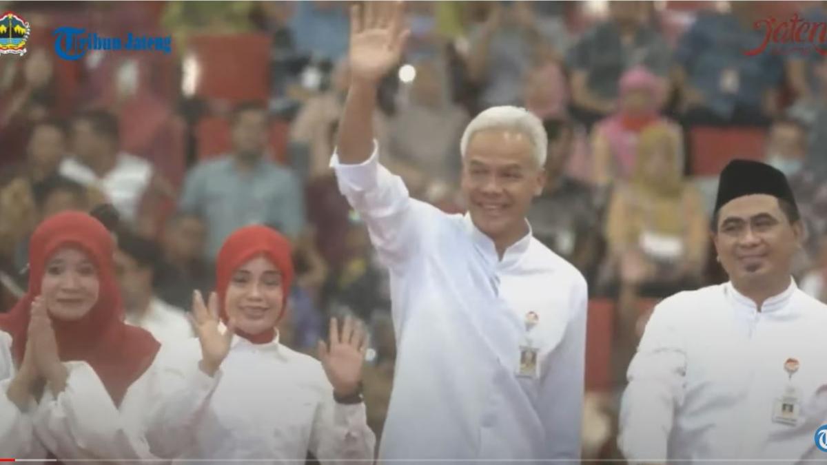 Ganjar-Pranowo-saat-pamitan-di-hari-terakhirnya-sebagai-Gubernur-Jawa-Tengah.jpg