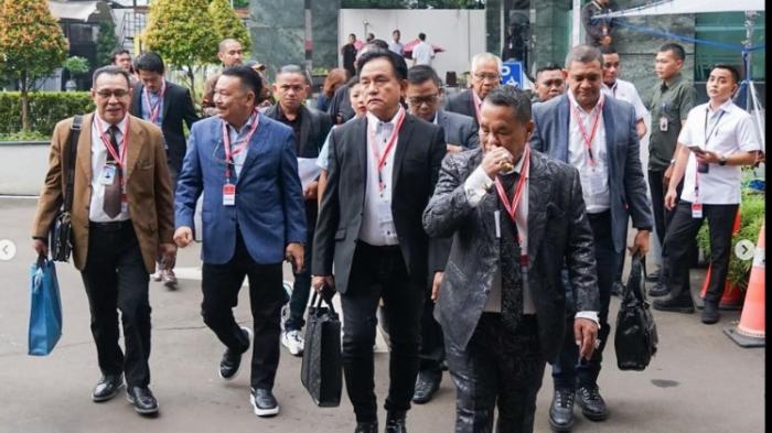 Hotman-Paris-paling-depan-menuju-ke-MK-untuk-sidang-PHPU.jpg
