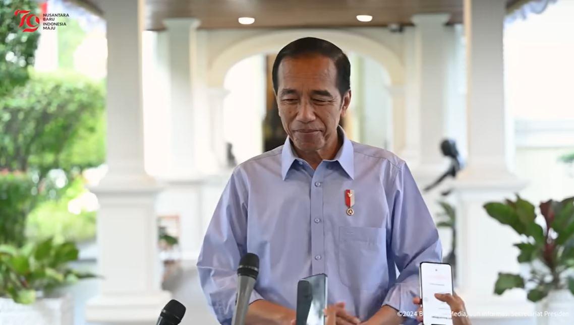 Jokowi-memakai-baju-biru-Prabowo-saat-memberikan-keterangan-pers.jpg