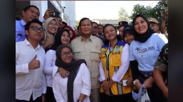 Kedatangan-Prabowo-di-IKN-diserbu-para-pekerja-Senin-1832024.jpg