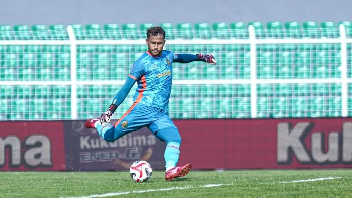 Kiper-Bhayangkara-FC-Aqil-Savik-pada-pertandingan-melawan-Malut-United.jpg