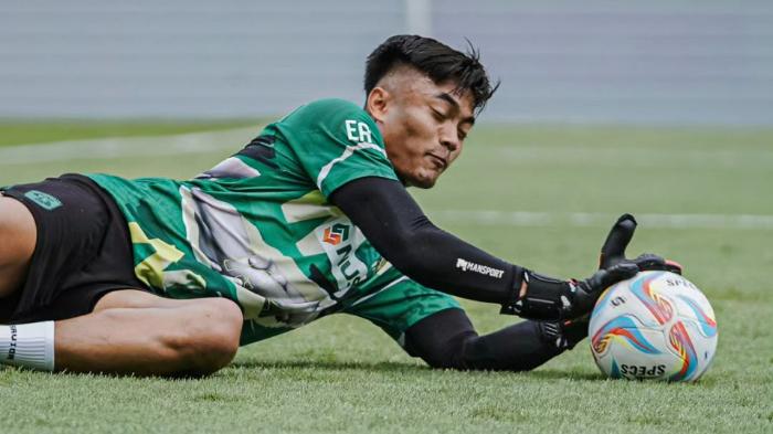 Kiper-Persebaya-Ernando-Ari-dalam-sesi-pemanasan-jelang-pertandingan-melawan-Bhayangkara-FC.jpg