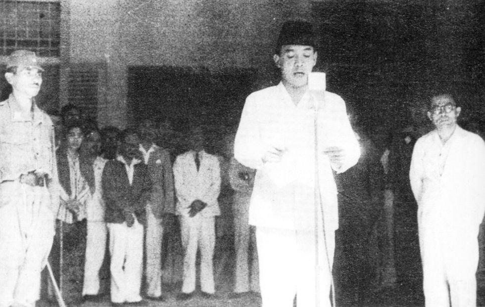 Kisah-Mendur-Bersaudara-sosok-di-balik-foto-pembacaan-teks-proklamasi-oleh-Soekarno.jpg