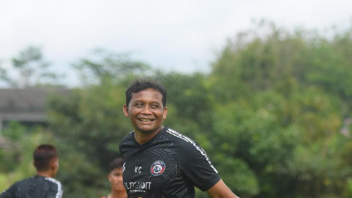 Kuncoro-Alm-saat-menjadi-asisten-Arema-FC.jpg