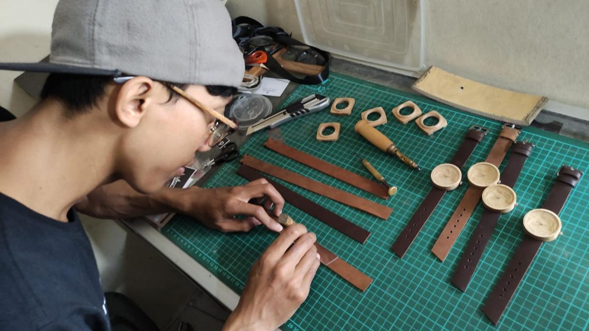 Loosewood-Andhika-Praditya-kayu-jam-tangan.jpg