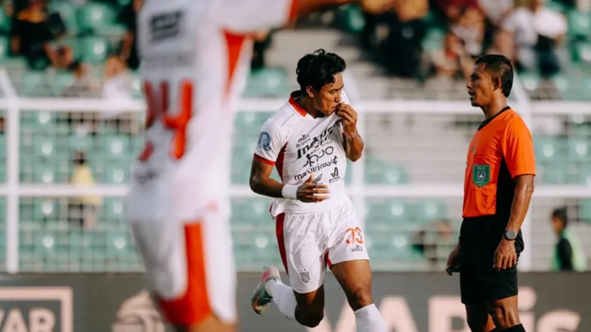 BREAKING NEWS: Bali United Manfaatkan Bola Mentah yang Ditepis Kiper Borneo FC hingga Berbuah Gol