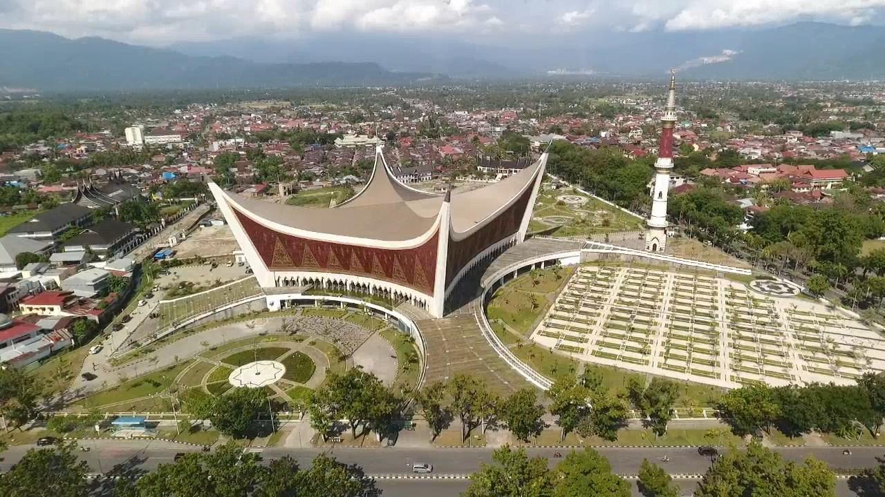 Masjid-Raya-Sumbar-di-Kota-Padang.jpg