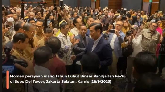 Momen-Luhut-berikan-kue-ulang-tahun-untuk-Prabowo.jpg