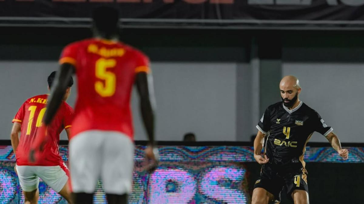BREAKING NEWS - Damion Lowe Cetak Brace, Dewa United Samakan Skor Atas Manila Digger, Agregat 2-3