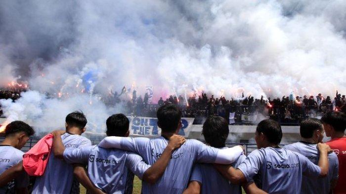 NYALAKAN-FLARE-Bobotoh-menyalakan-flare-saat-memberikan-dukungan-kepada-Persib-Bandung.jpg