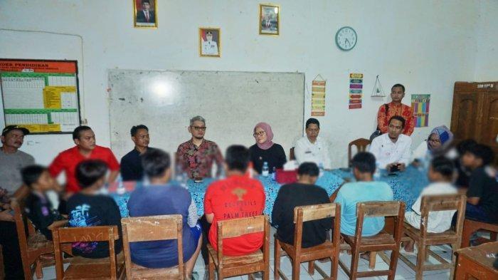 Nina-Agustina-saat-mendatangi-SDN-3-Karangsong-karena-terjadi-kasus-bullying.jpg