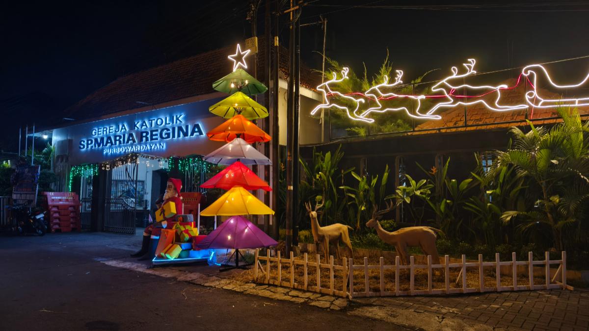 PERAYAAN-NATAL-Ornamen-Natal-di-depan-Gereja-Katolik-Santa-Perawan-Maria-Regina.jpg