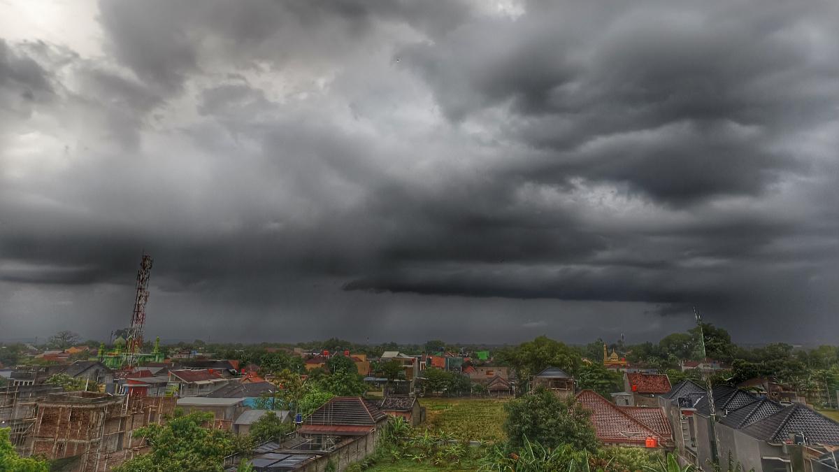 PRAKIRAAN-CUACA-Cuaca-awan-tebal-disertai-hujan-di-kawasan-kantor-Tribun-Network-Klodran.jpg