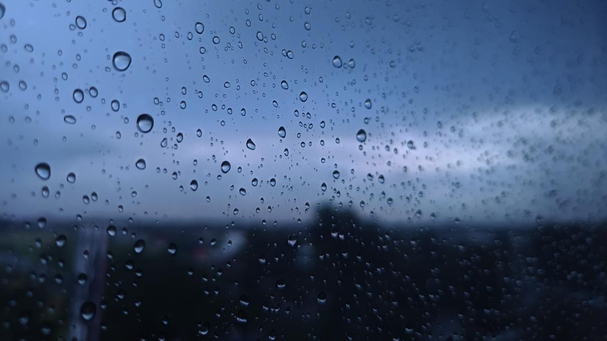 PRAKIRAAN-CUACA-Foto-hujan-diambil-dari-jendela-kaca.jpg