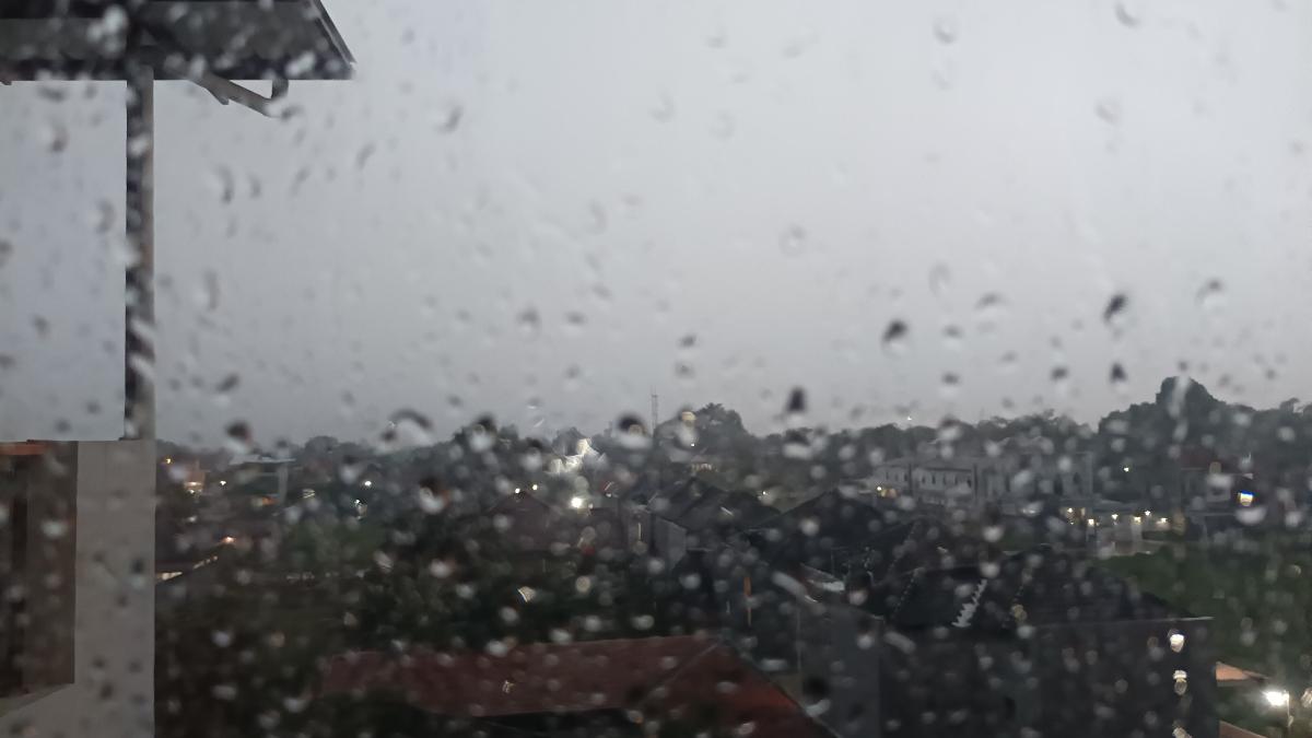 PRAKIRAAN-CUACA-Foto-hujan-yang-mengguyur-wilayah-kantor.jpg