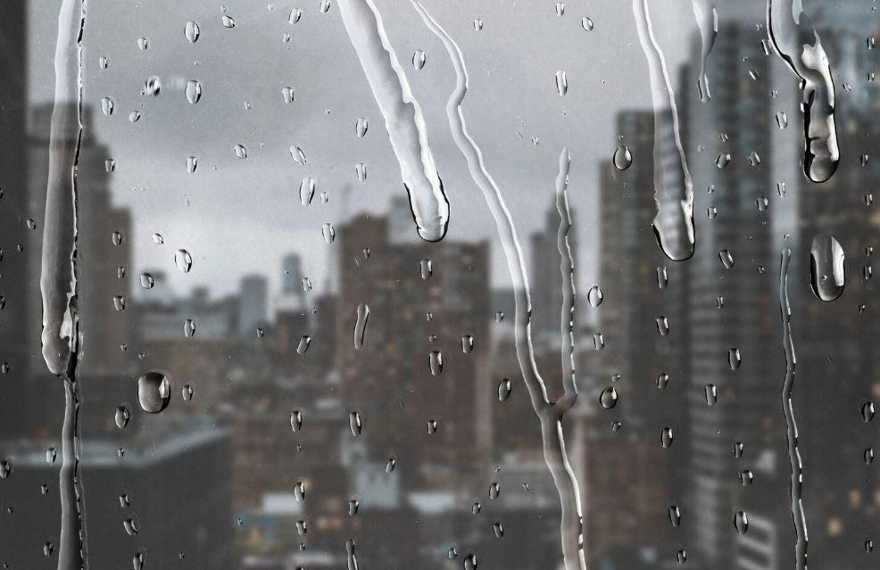 PRAKIRAAN-CUACA-Ilustrasi-hujan-deras-dari-jendela.jpg