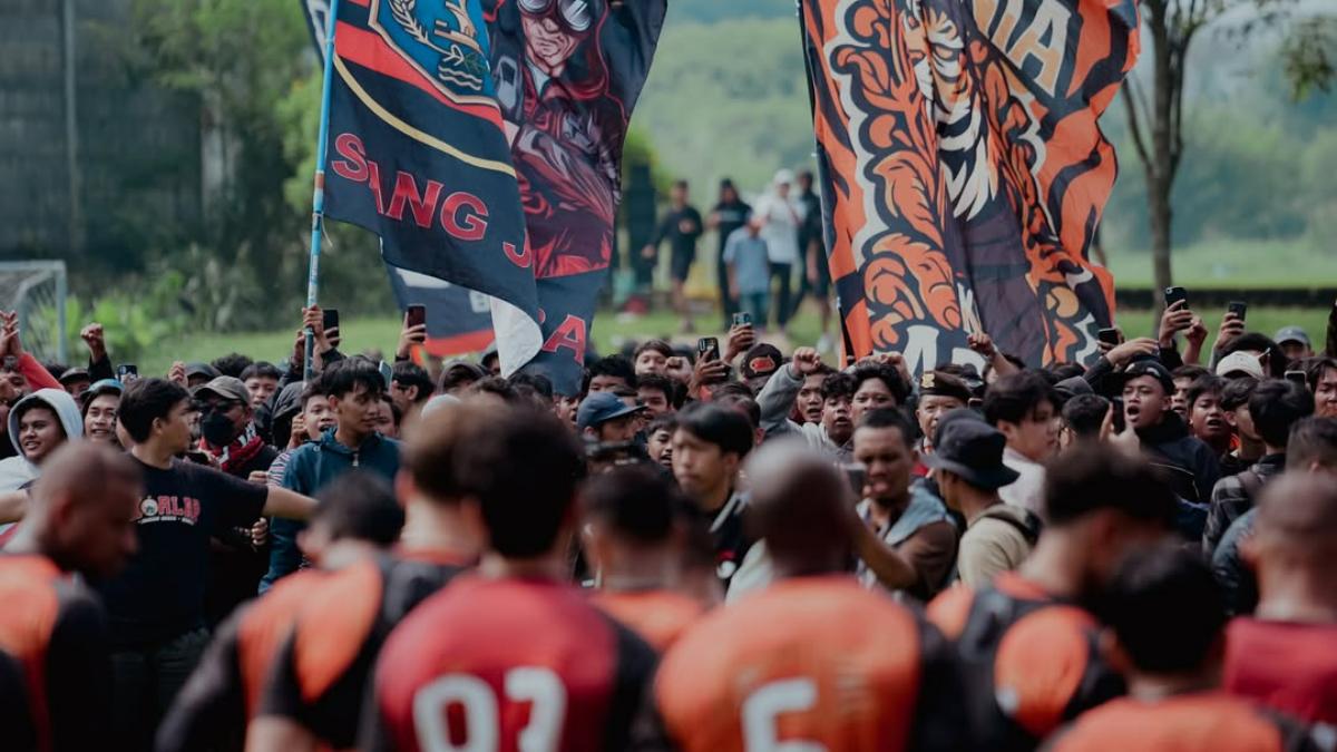 Para-Jakmania-mendatangi-tempat-latihan-Persija-Jakarta-di-Persija-Training-Ground.jpg