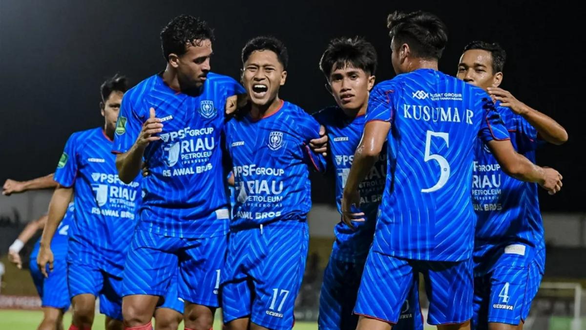 Para-pemain-PSPS-Pekanbaru-merayakan-gol-Vieri-ke-gawang-Adhyaksa-FC.jpg