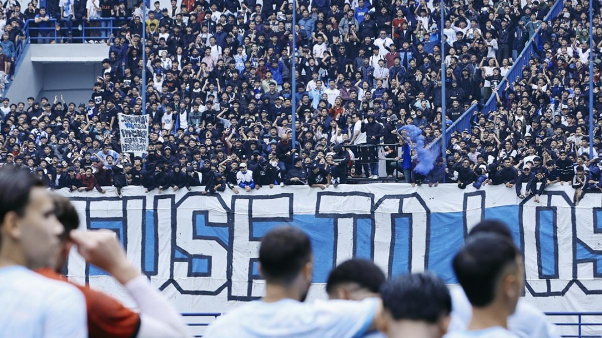 Para-pemain-Persib-Bandung-mendapat-suntikan-semangat-dari-Bobotoh.jpg